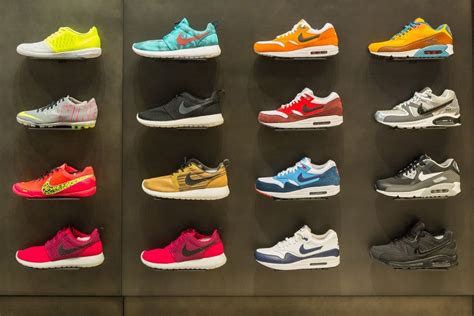 kledingstijl vrouwen met nike schoenen|Tips voor je outfit met Nike schoenen .